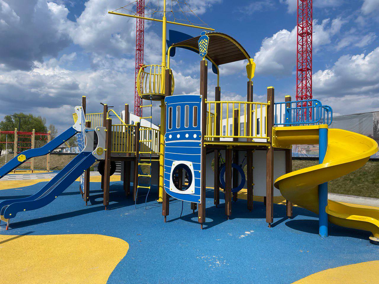 Удачный финиш для нового старта. В ЖК "OLYMPIC PARK" завершили строительство детской площадки